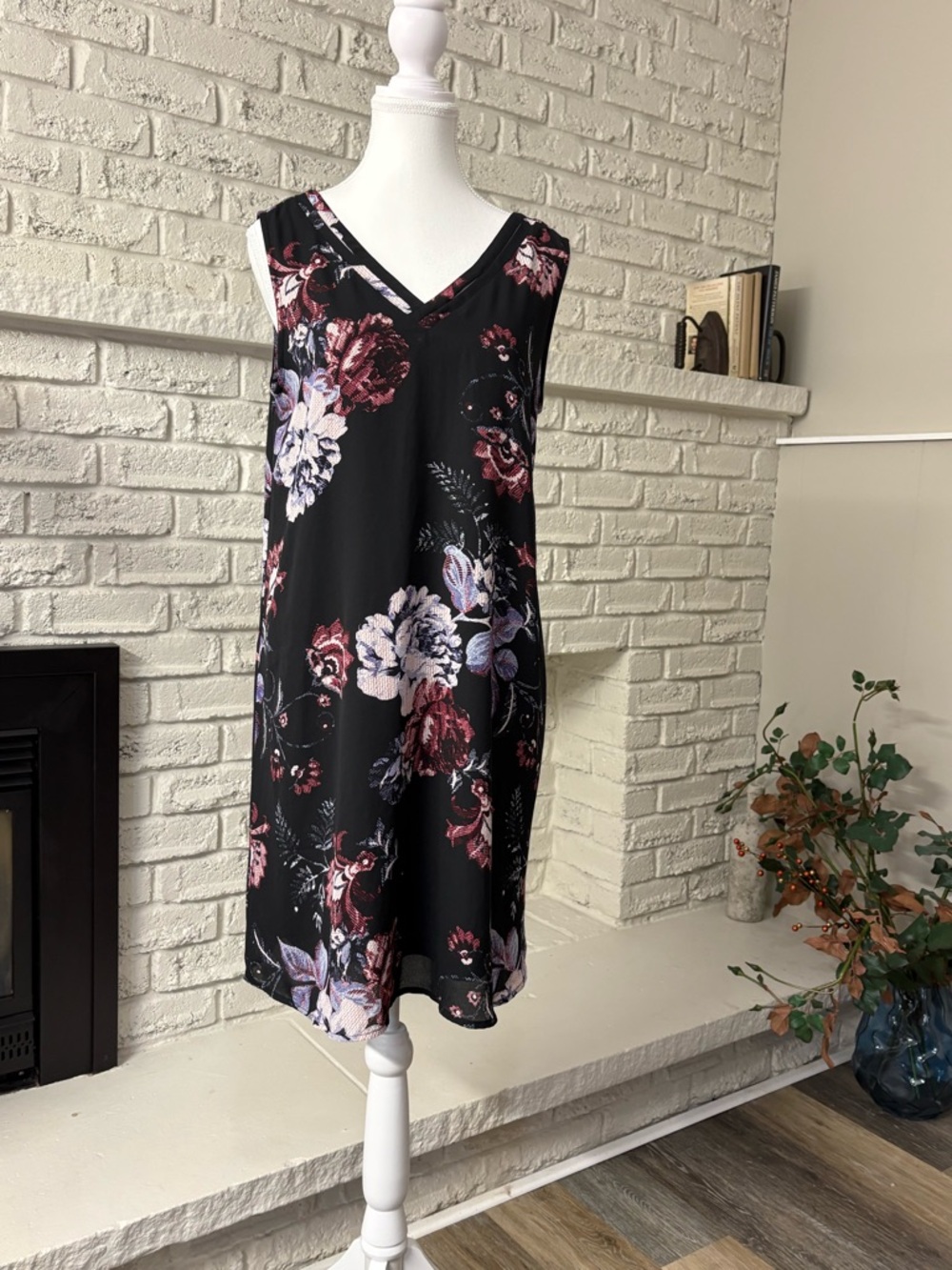 Maurices Black Floral Sleeveless V-Neck Shift Dress - Size Medium